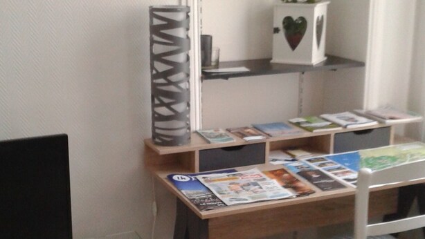 A study area with a desk, chair, books, and a bookshelf. - STUDIO by the water with all comfort (Le Havre)