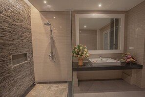 Emerald Luxury Suite | Bathroom | Free toiletries, towels, soap, shampoo - Hidden Seroja Villa (Denpasar)