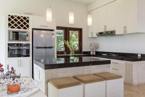 Fridge, dishwasher, coffee/tea maker, electric kettle - Modern Villa 3BDR in Canggu (Kuta Utara)