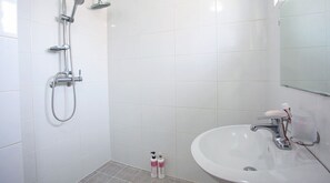 Quarto (Sun 1) | Banheiro | Chuveiro, secador de cabelo, toalhas de banho, sabonete