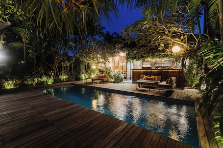 Una piscina al aire libre, tumbonas. Pangkung Sari B&B