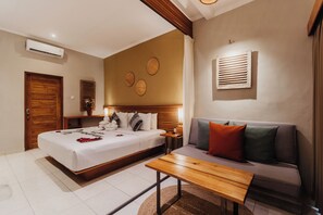 Panoramic dubbelrum eller tvåbäddsrum | Minibar, värdeförvaringsskåp på rummet och arbetsyta för laptop