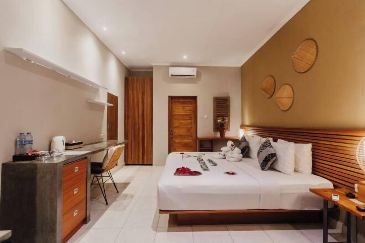 Minibar, in-room safe, laptop workspace, blackout drapes