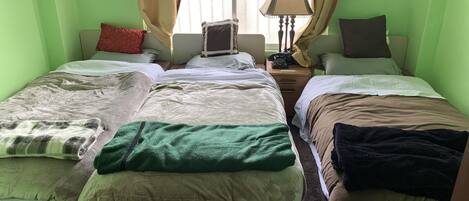 Economy-værelse til 3 personer | Skrivebord, arbejdsområde til bærbare computere, lydisolering