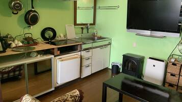 Quarto triplo econômico | Escrivaninha, espaço de trabalho para notebook, quartos à prova de som