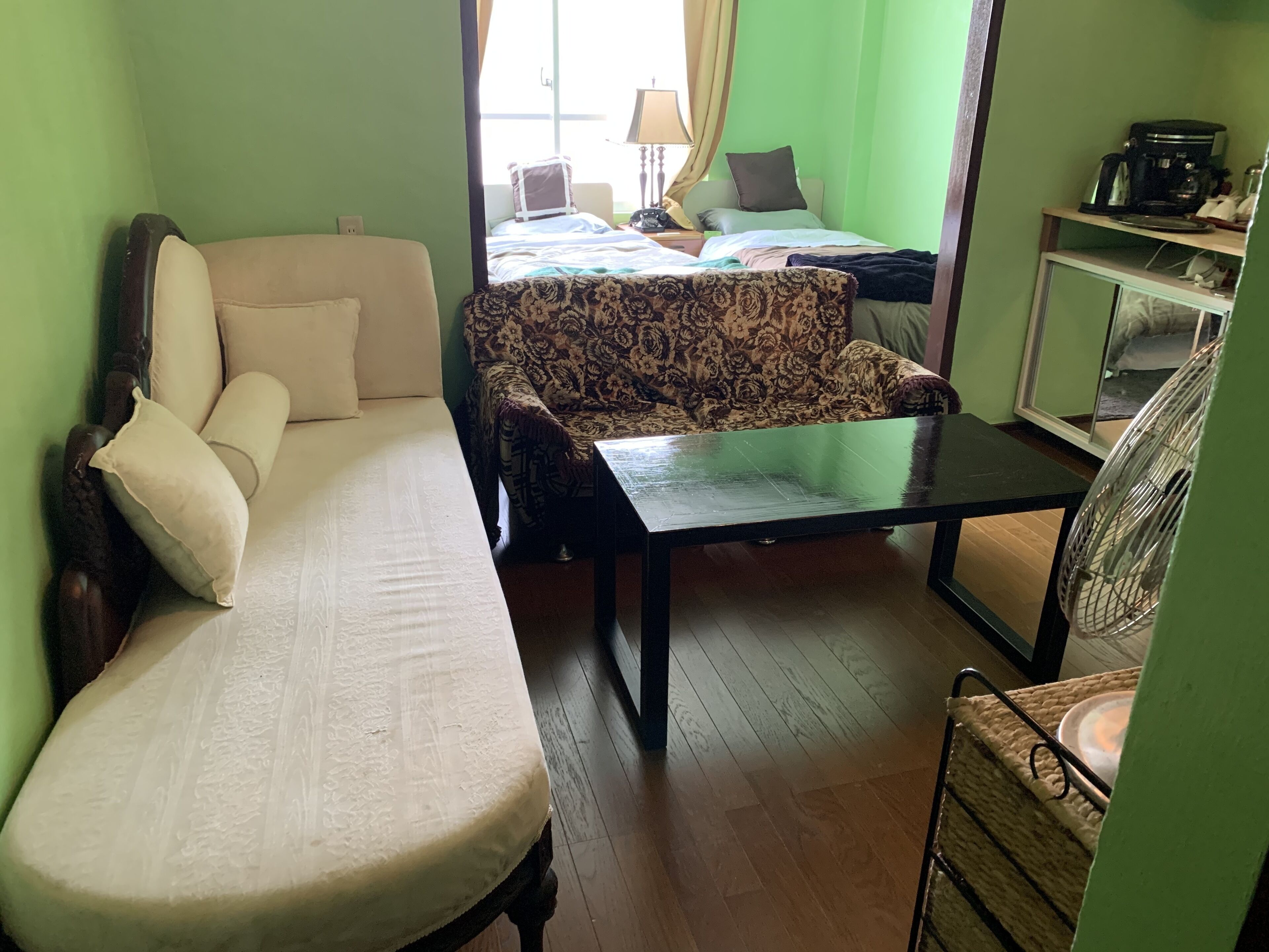 Quarto triplo econômico | Área de estar | TV de tela plana 40 polegadas com canais via satélite, TV, DVD player