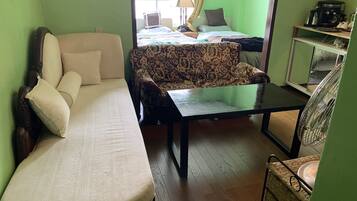 Quarto triplo econômico | Área de estar | TV de tela plana 40 polegadas com canais via satélite, TV, DVD player