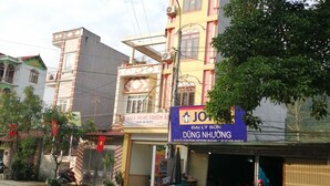 Un edificio con un cartel que dice 