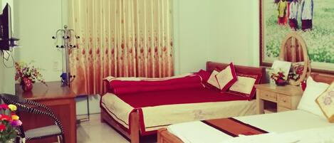 Deluxe Quadruple Room | In-room safe, desk, blackout drapes, soundproofing