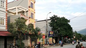 Un edificio con un letrero que dice "NHA NGHI MOTEL".