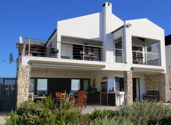 Front of property - Deja-Vu B&B (Paternoster)