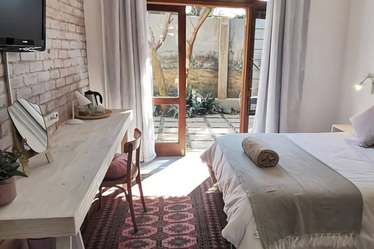 Habitación doble | Escritorio, tabla de planchar con plancha, wifi gratis y ropa de cama