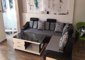 Familie huis | Woonruimte | Een 42-inch flatscreentelevisie met digitale zenders en een televisie