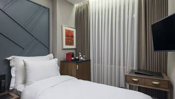 Quarto solteiro standard | Frigobar, cofres nos quartos, escrivaninha