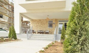 Property entrance - Mykonos Mamaia Boutique Villa Hostel (Navodari)