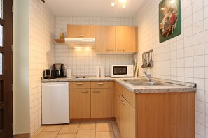 Kühlschrank, Mikrowelle, Hochstuhl