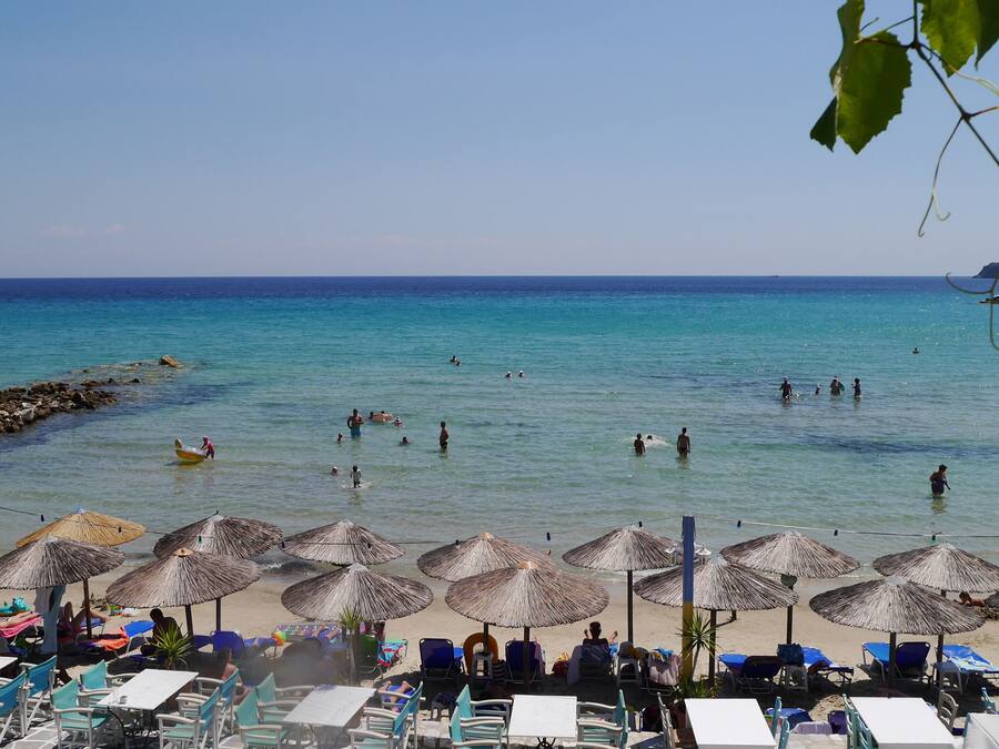 Sillas reclinables de playa, sombrillas