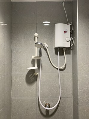Bathroom shower - Mactan Seahorse Beach Resort - Hostel (Lapu-Lapu)