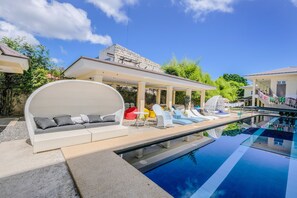 Una piscina al aire libre