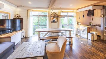 Apartment (B) | 2 bedrooms, individually decorated, individually furnished, desk