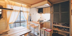 Apartemen (B) | Dapur pribadi | Lemari es, microwave, oven, dan kompor