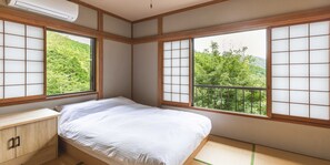 Apartment (B) | Individuell dekoriert, individuell eingerichtet, Schreibtisch