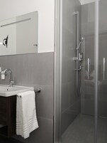 Ducha, secador de pelo, toallas