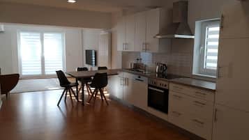 茶具/咖啡用具、电热水壶、厨具/餐具、调味品