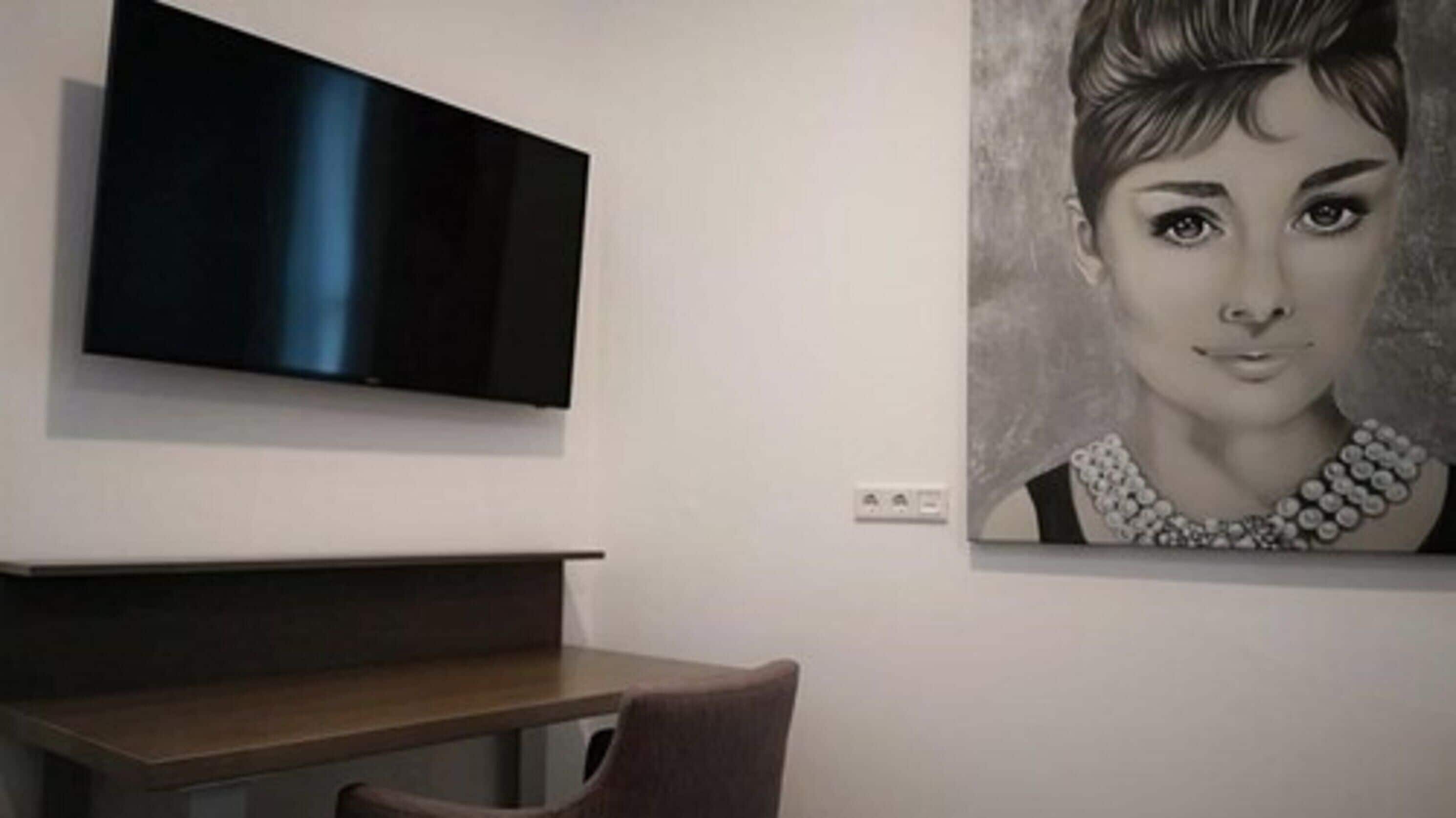 En 40-tommers smart-TV med kabel-kanaler samt TV