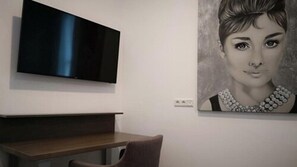 40-英寸智能电视 (配备有线频道)、电视