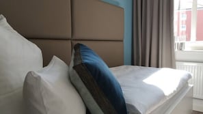 Einzelzimmer mit Klima | Allergikerbettwaren, Schreibtisch, laptopgeeigneter Arbeitsplatz