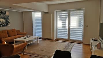 40-inch Smart TV with cable channels, TV