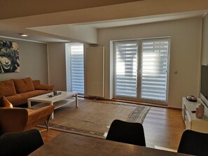 40-英寸智能电视 (配备有线频道)、电视