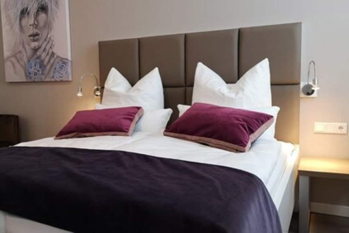 Chambre Double (with air conditioning) | Literie hypoallergénique, bureau