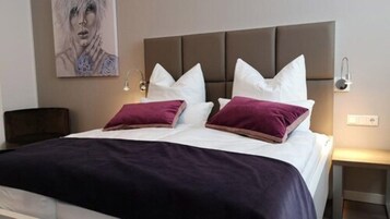 双人房 (with air conditioning) | 防过敏的被褥、办公桌、笔记本电脑工作区、遮光窗帘