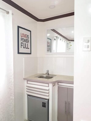 Fridge, electric kettle - Palompon Traveler's Lodge (Palompon)