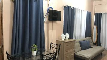 Habitación económica | Zona de estar | Una televisión de pantalla plana