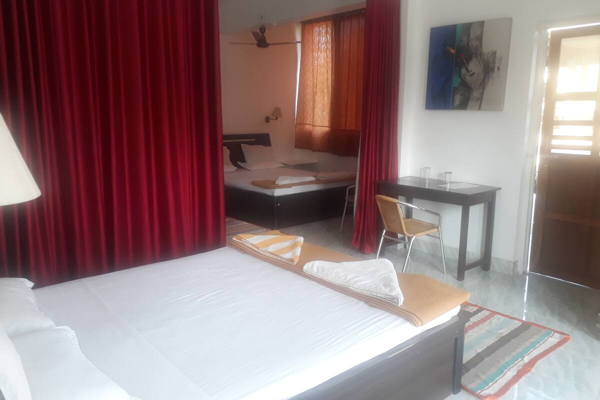 Premium-Vierbettzimmer | Schreibtisch, Bügeleisen/Bügelbrett, kostenloses WLAN