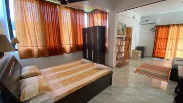 Schreibtisch, Bügeleisen/Bügelbrett, kostenloses WLAN