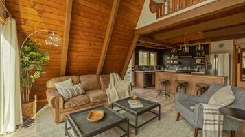 Smart TV, chimenea, libros y estéreo