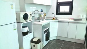 Standard Room | Private kitchenette | Full-size fridge, microwave, stovetop, electric kettle - BADADA Private Pool villa pension (Pohang)
