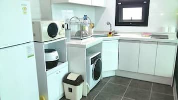 Standardzimmer | Eigene Kochnische | Großer Kühlschrank, Mikrowelle, Herdplatte, Wasserkocher