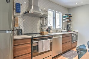 Fridge, microwave, oven, stovetop - Webb Cove Mountain Getaway (Asheville)