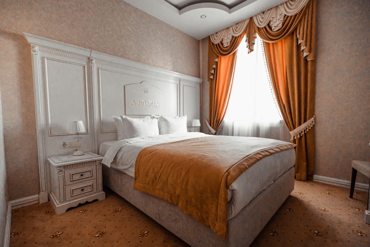 Doppia Standard | Biancheria da letto di alta qualità, materassi in memory foam, minibar