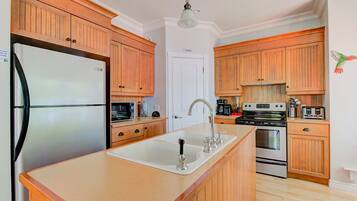 Chalet, 4Â Schlafzimmer, Seeblick (4 Bedrooms) | Essbereich im Zimmer