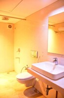 Ducha, artículos de tocador gratuitos, pantuflas, toallas