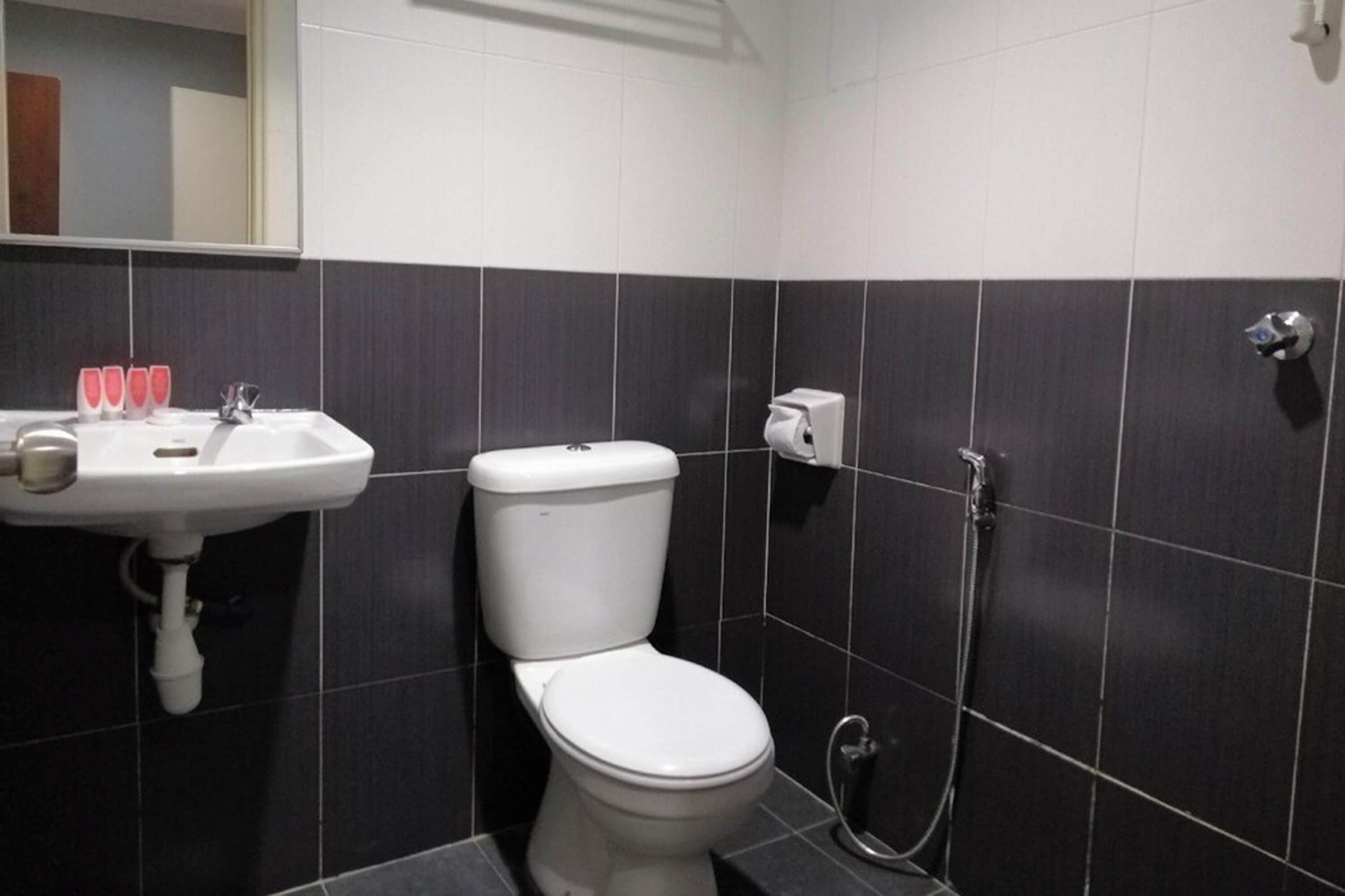 Premium Room, 1 Queen Bed | Bathroom | Shower, free toiletries, hair dryer, towels