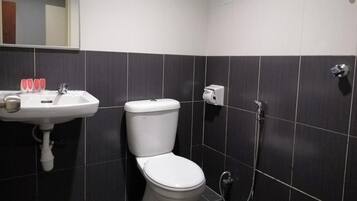 Premium Room, 1 Queen Bed | Bathroom | Shower, free toiletries, hair dryer, towels