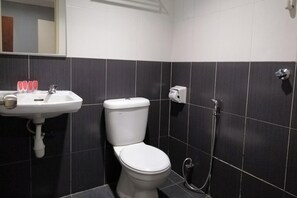 Premium Room, 1 Queen Bed | Bathroom