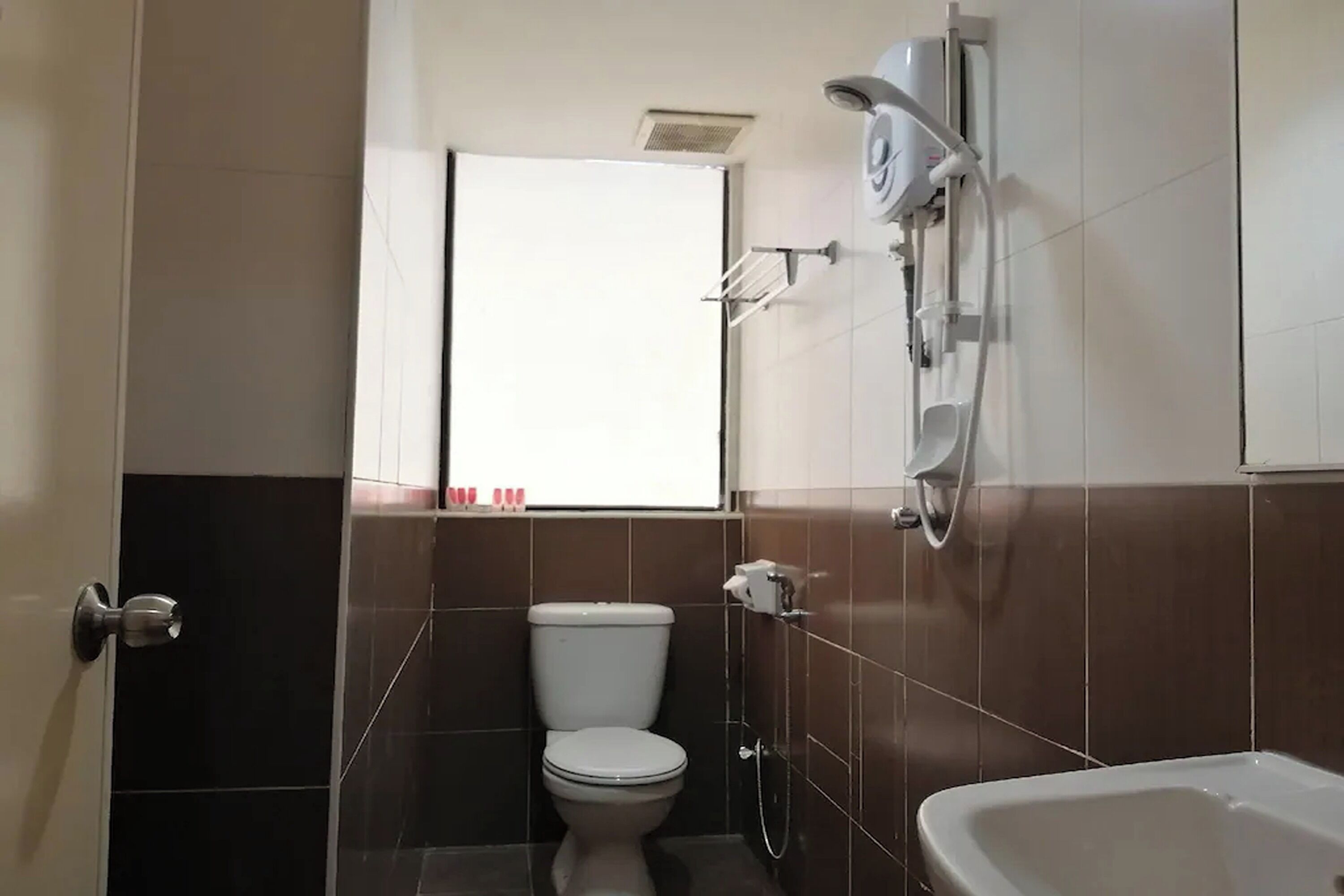 Deluxe Triple Room | Bathroom | Shower, free toiletries, hair dryer, towels